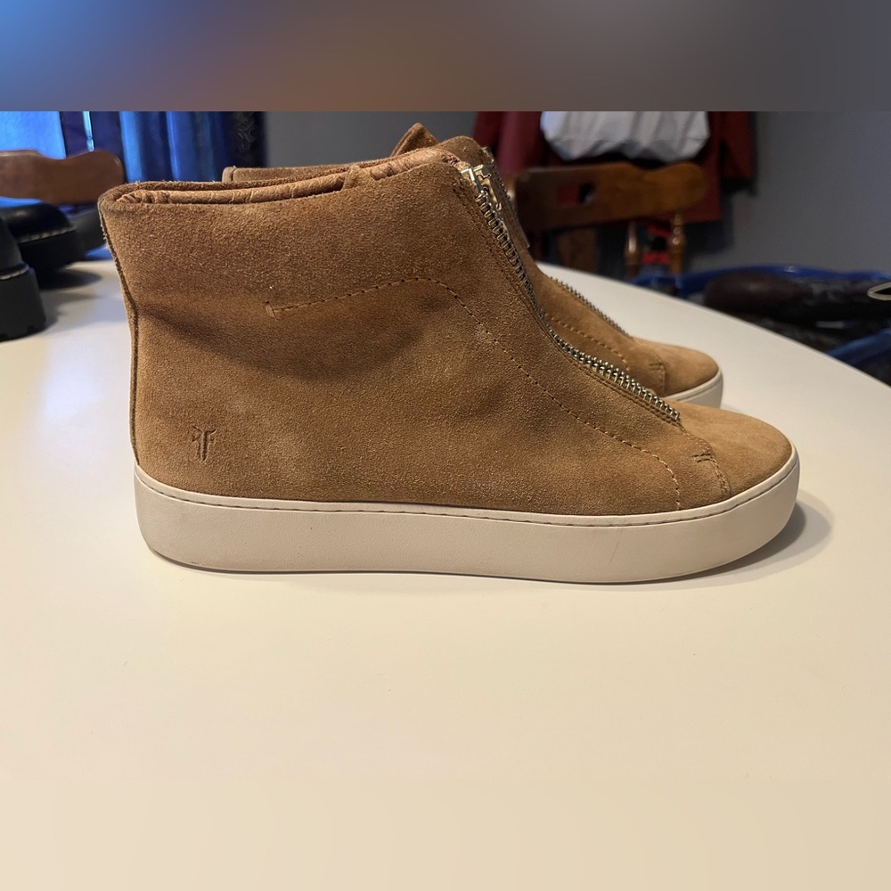 Frye women’s 8.5 tan front zipper booties